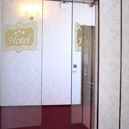 Hotel Onix Roman Buitenkant foto