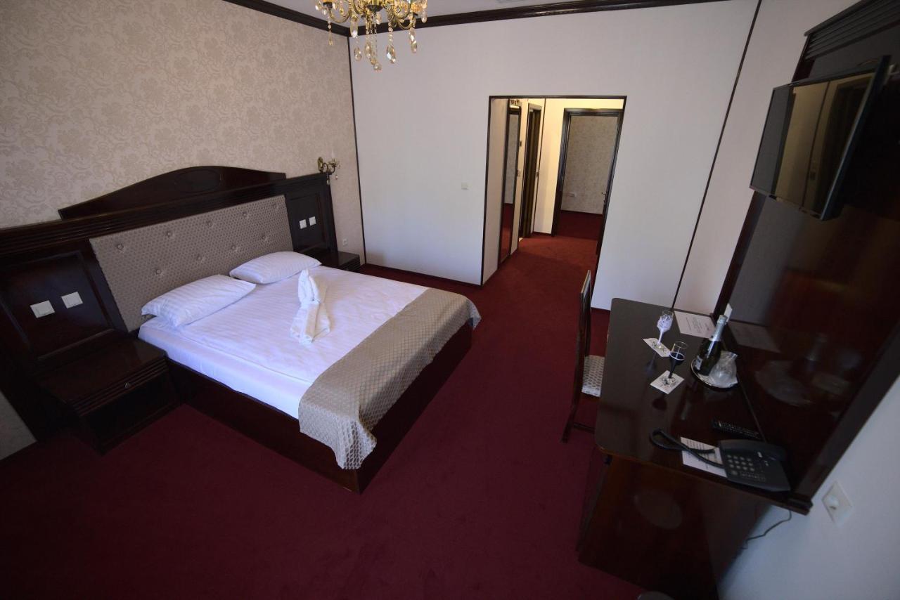 Hotel Onix Roman Buitenkant foto