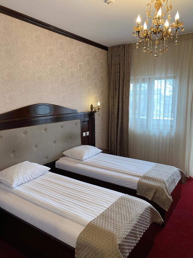 Hotel Onix Roman Buitenkant foto