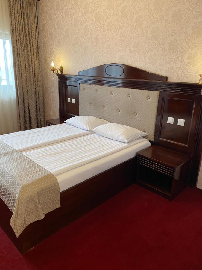 Hotel Onix Roman Buitenkant foto