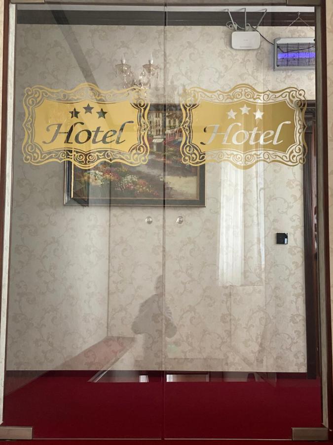 Hotel Onix Roman Buitenkant foto