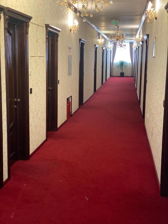 Hotel Onix Roman Buitenkant foto